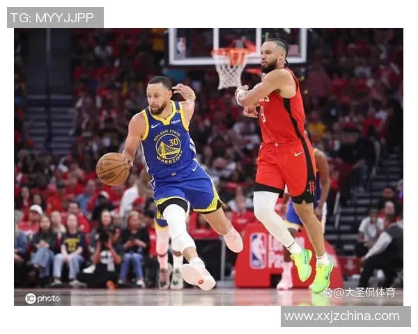 火箭队与勇士队激战正酣文字直播全程跟踪精彩瞬间